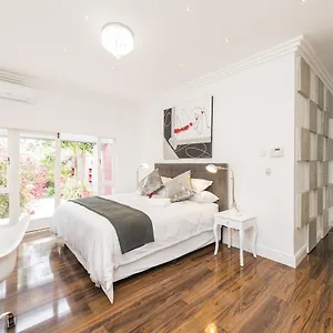 https://whispering-palms.port-elizabeth-hotel.com